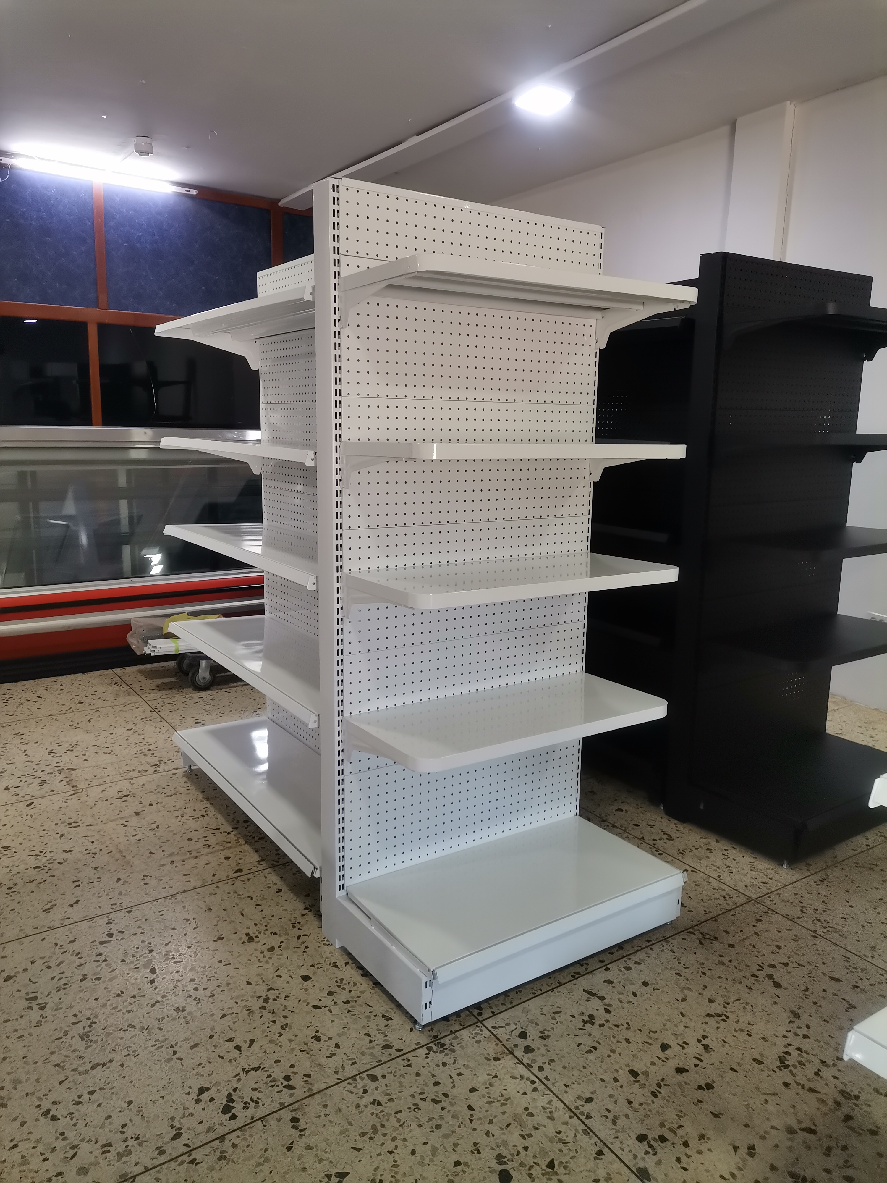 Estante tipo pirámide central de exhibición 8 paños ajustables con espaldar sencillo de plafón para colgar ganchos